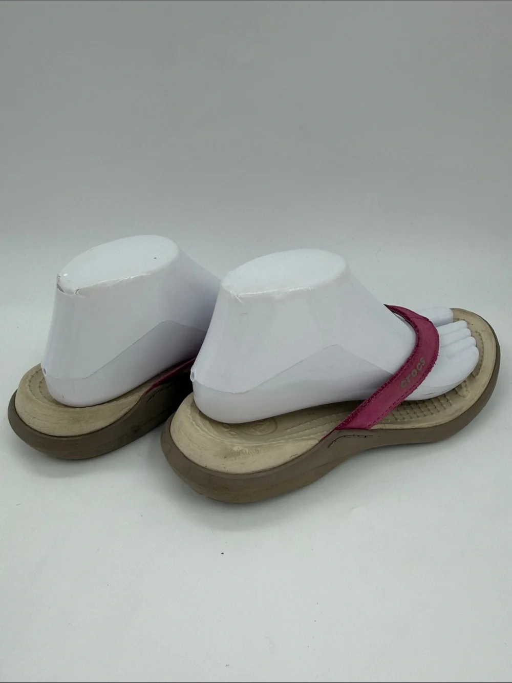 CROCS Capri IV Women's Size 7.0 Fuchsia Suede Cream Footbed